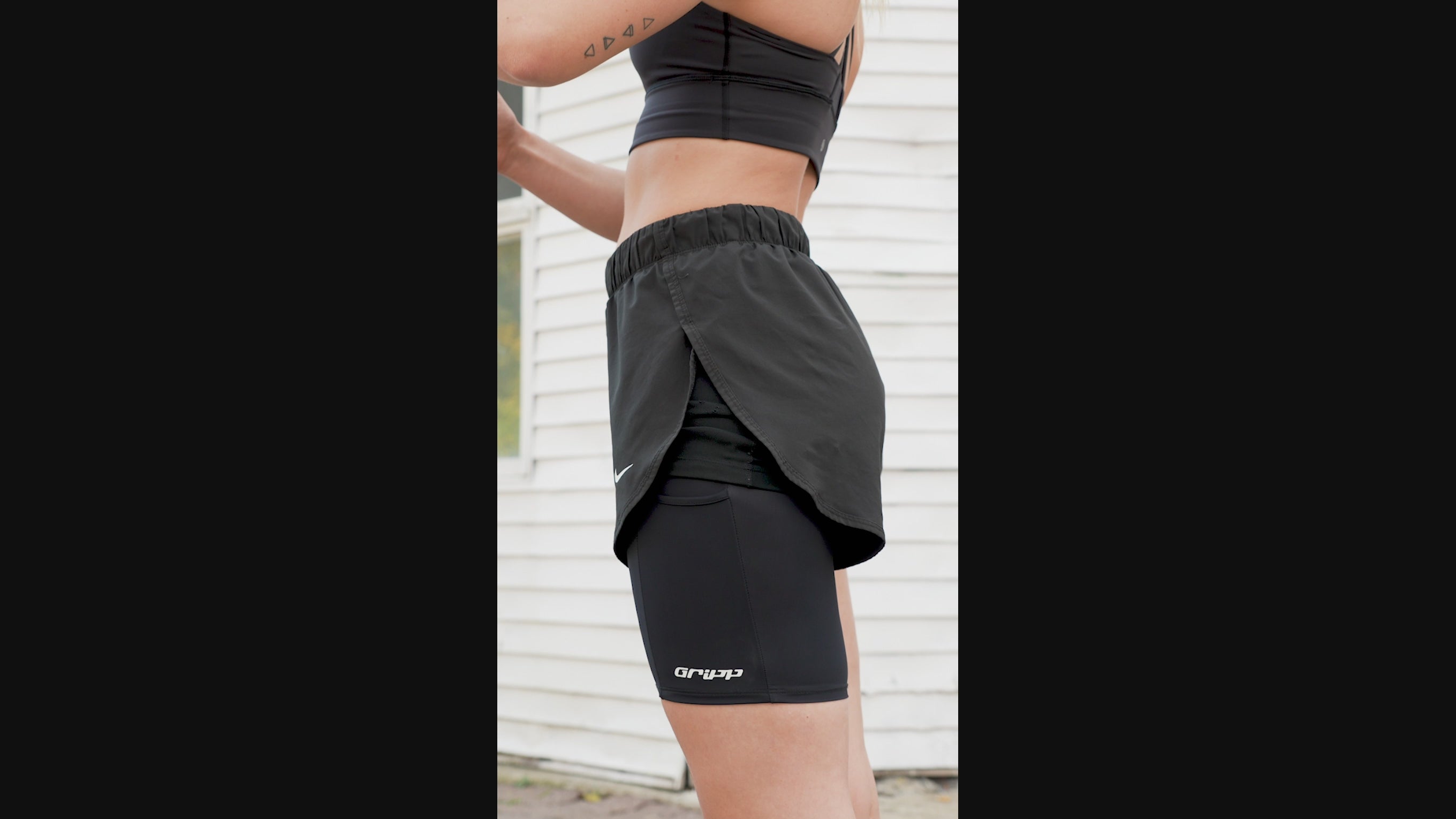 A 5 second video showing a woman inserting her smartphone into 800m's legband.