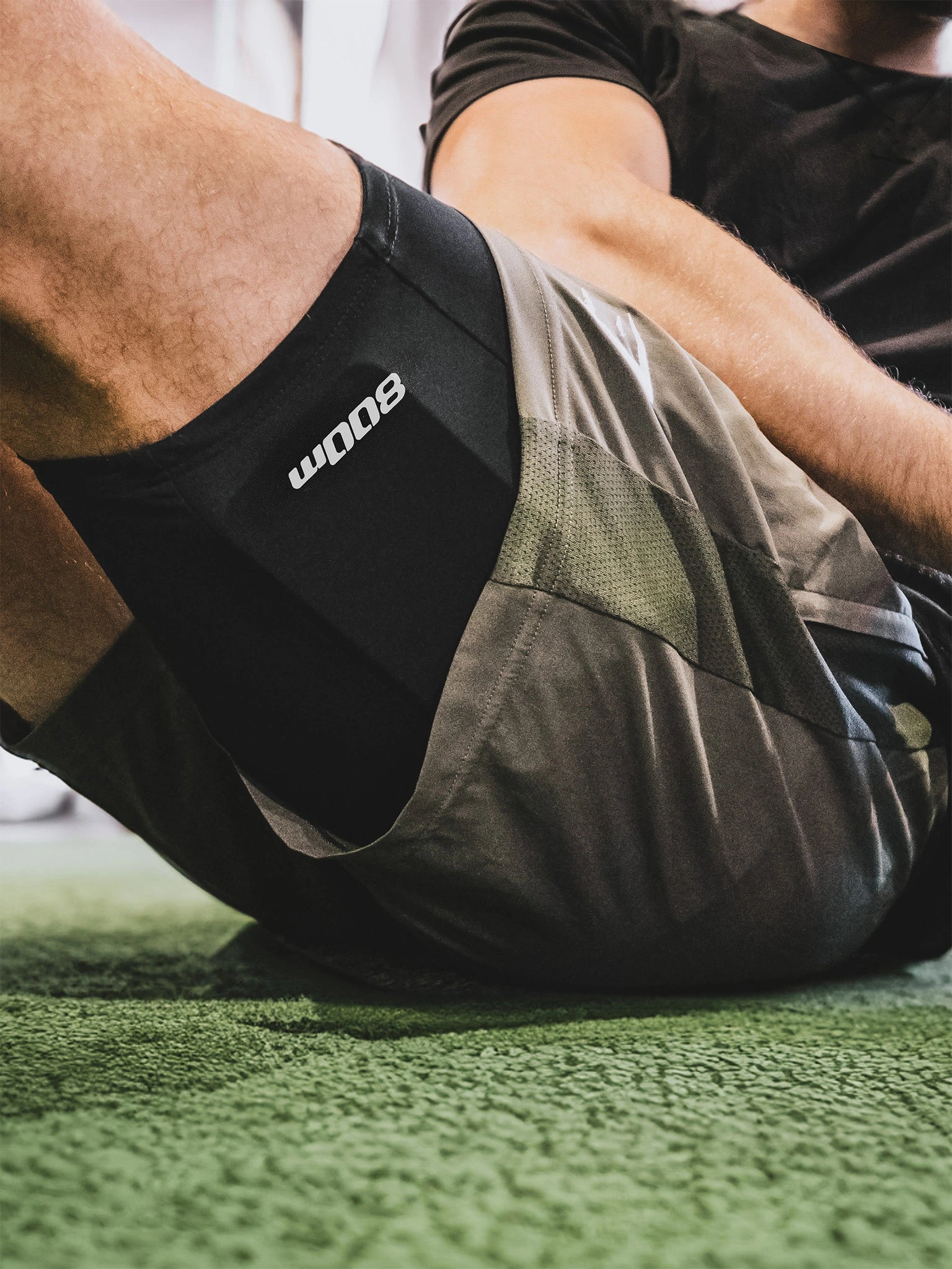 A picture of a man training in a gym while wearing the legband sold by 800m.