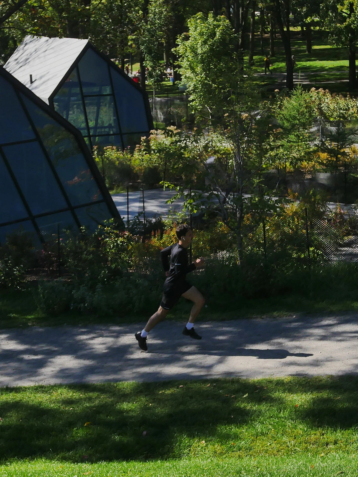 Far shot of a man running in an urban landscape with the legband sold by 800m.